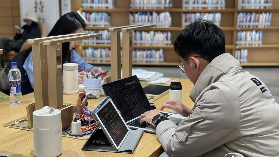 学生在图书馆用电脑查资料