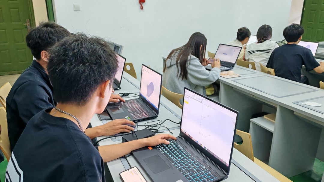 和同专业同学一起核对论文