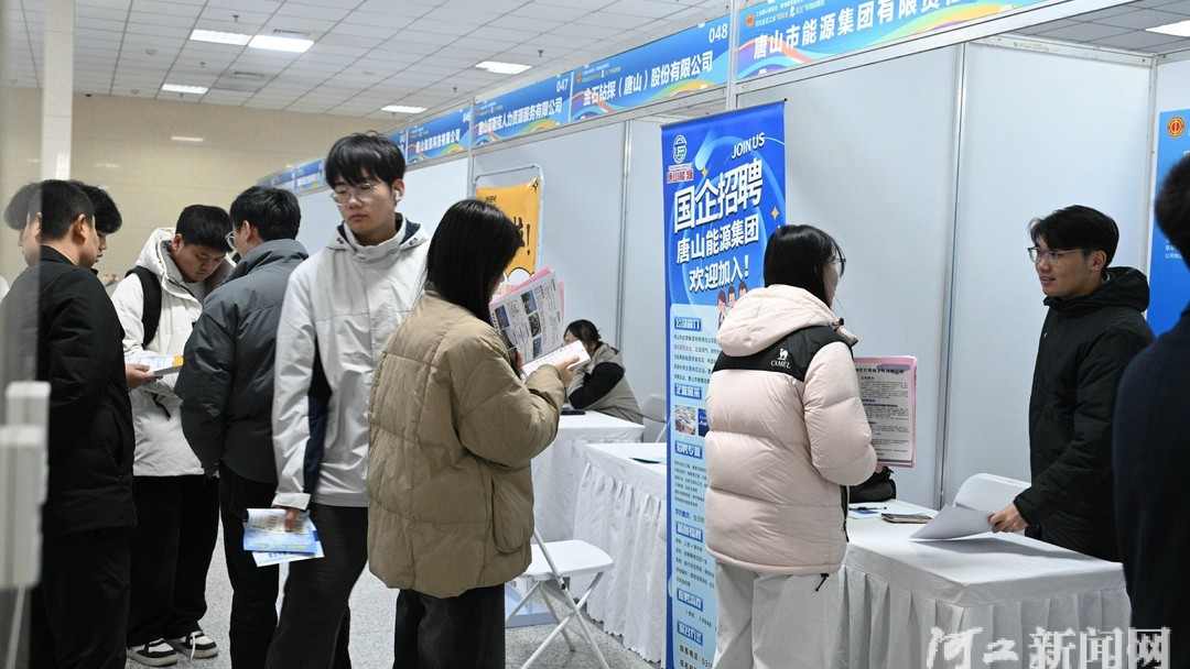 招聘会现场求职者排队投简历
